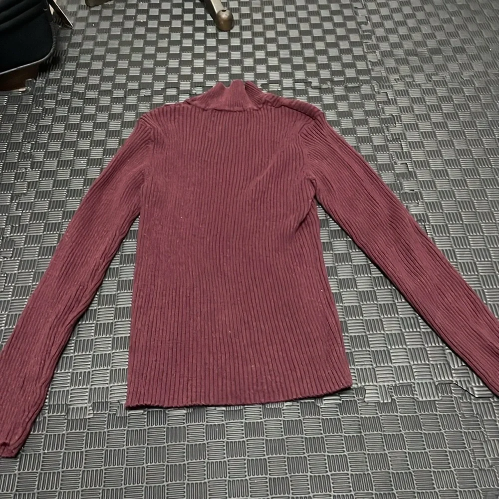 maroon Croft & Barrow mock ribbed turtleneck size medium